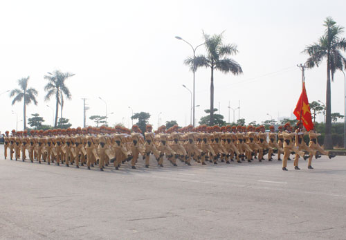 Khối nữ Công an giao thông luyện tập diễu binh